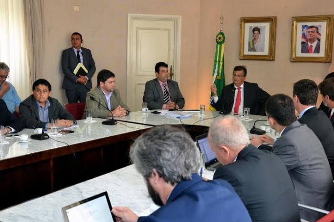 Governador Fl&aacute;vio Dino ao lado de Paolo Silveri, gerente de Programas do Fida no Brasil, do secret&aacute;rio de Estado de Agricultura Familiar, Adelmo Soares e do presidente do Imesc, Felipe de Holanda, em reuni&atilde;o com o Fundo Internacional de Desenvolvimento Agr&iacute;cola (Fida)