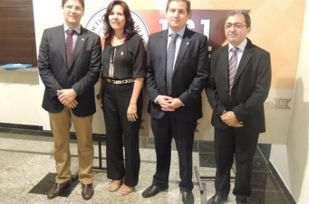Secretários Simplício Araújo e Felipe de Holanda com a presidente da ACM, Luzia Resende, e o professor João Gonsalo.