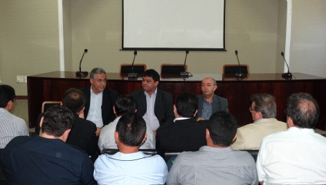                                Secretários Marcelo Coelho e Márcio Jerry durante reunião com representantes de instituições que atuam junto à agricultura familiar.