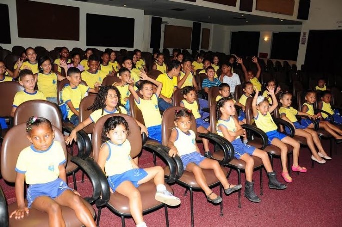 Crianças e jovens participam do Festival Guarnicê de Cinema em São Luís.  