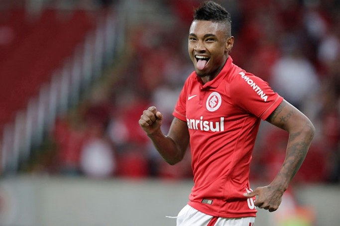 Internacional abriu o placar com gola&ccedil;o de Vitinho e conquistou boa vantagem para o duelo da volta