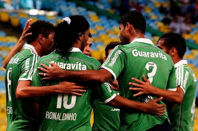 {'nm_midia_inter_thumb1':'http://www.oimparcial.com.br/_midias/jpg/2015/08/20/683x250/1_ronaldinho_comemora_com_os_companheiros_gol_do_fluminense_na_dramatica_vitoria_sobre_o_paysandu_em_casa-105081.jpg', 'id_midia_tipo':'2', 'id_tetag_galer':'', 'id_midia':'55d673264a746', 'cd_midia':105091, 'ds_midia_link': 'http://www.oimparcial.com.br/_midias/jpg/2015/08/20/683x455/1_ronaldinho_comemora_com_os_companheiros_gol_do_fluminense_na_dramatica_vitoria_sobre_o_paysandu_em_casa-105081.jpg', 'ds_midia': 'Ronaldinho comemora com os companheiros gol do Fluminense na dram&aacute;tica vit&oacute;ria sobre o Paysandu em casa
', 'ds_midia_credi': 'GAZETA PRESS', 'ds_midia_titlo': 'Ronaldinho comemora com os companheiros gol do Fluminense na dram&aacute;tica vit&oacute;ria sobre o Paysandu em casa
', 'cd_tetag': '1', 'cd_midia_w': '683', 'cd_midia_h': '454', 'align': 'Left'}