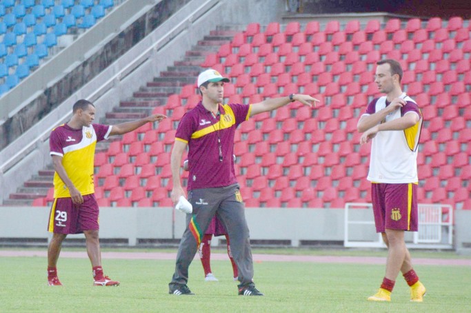 Cond&eacute; orienta jogadores durante t&aacute;tico do Sampaio Corr&ecirc;a, visando enfrentar o Vit&oacute;ria
