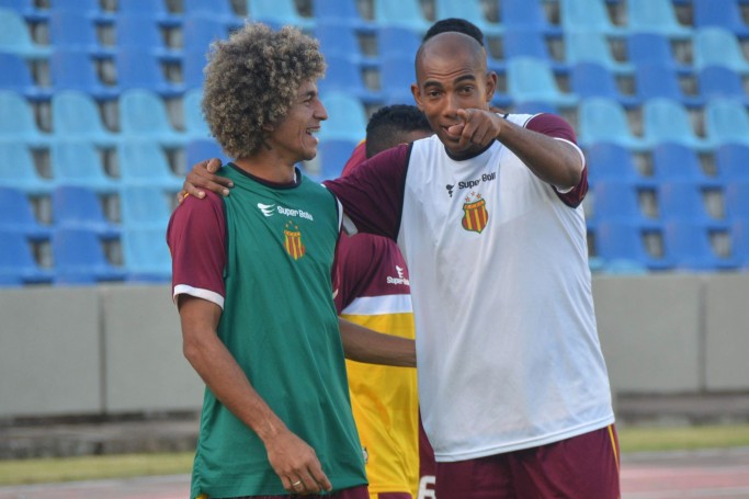 Diego Valderrama (&agrave; esquerda) conversa com Arlindo Maracan&atilde; durante treino