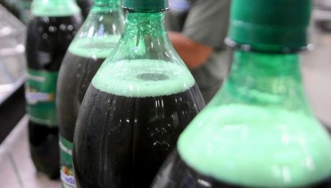 Tr&ecirc;s em cada dez beb&ecirc;s com menos de 2 anos tomam refrigerante, diz IBGE