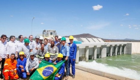 A presidenta Dilma Rousseff participa da solenidade de entrega de uma estação de bombeamento do Projeto