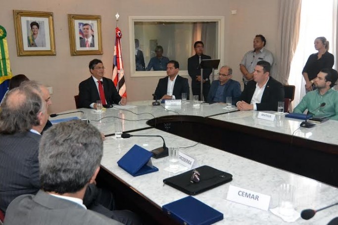 Governador Flávio Dino reunido com representantes de empresas privadas e com o deputado Weverton Rocha