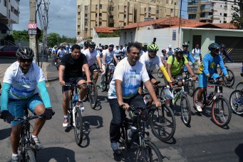 O governador Fl&aacute;vio Dino pedalou ao lado das pessoas que participaram do passeio cicl&iacute;stico entre a Lagoa e avenida Litor&acirc;nea