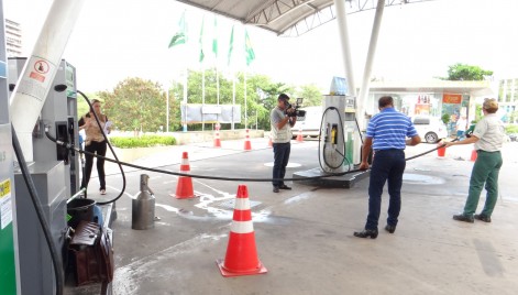                   Agentes do Inmeq fiscalizam bombas de combust&iacute;veis em posto da capital              