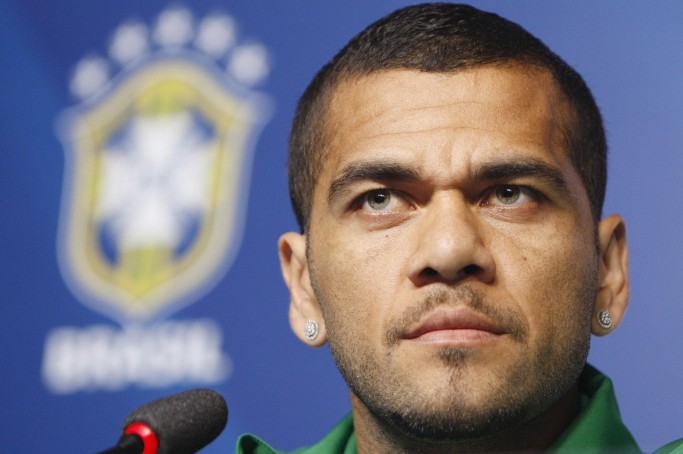 Lesionado, Daniel Alves ser&aacute; substitu&iacute;do por Fabinho