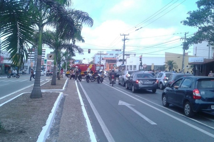 Acidente na avenida Castelo Branco deixa um motociclista ferido