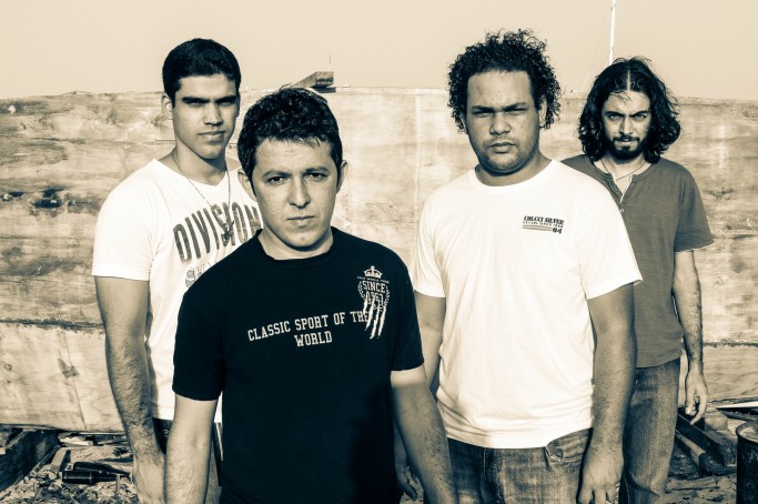 A banda formada em fevereiro de 2010 e composta por Flávio Sampaio (vocal), Neto Martins (baixo), Carlos jr. (bateria) e André Felipe (guitarra)