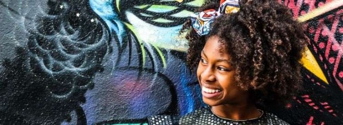 "&Eacute; para elas entenderem sua cor e seu cabelo e se aceitarem assim", define a cantora sobre sua m&uacute;sica
