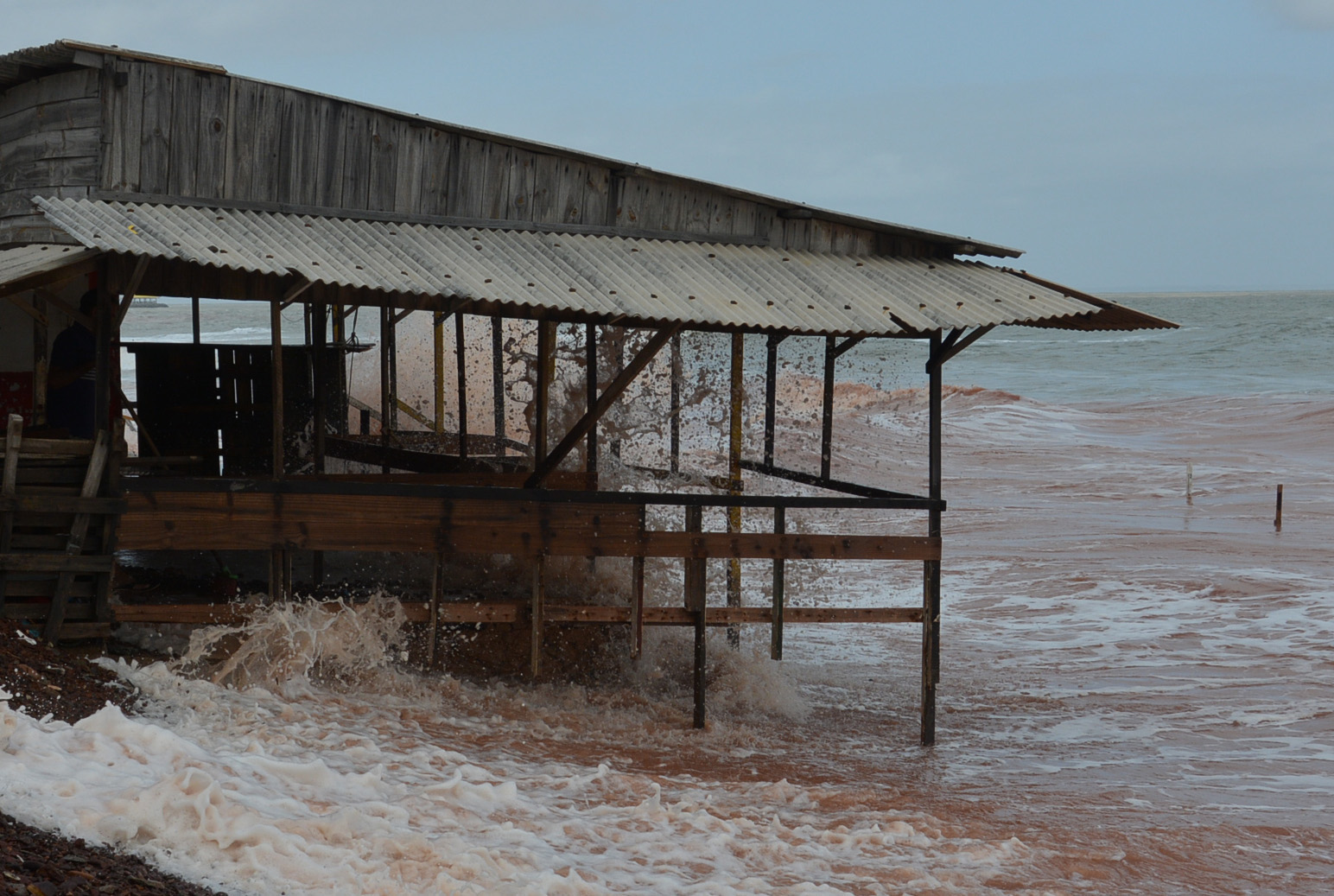 Força da maré causa danos na orla marítima de São Luís