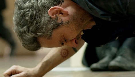 O personagem de Alexandre Nero protagoniza momentos de a&ccedil;&atilde;o no primeiro cap&iacute;tulo