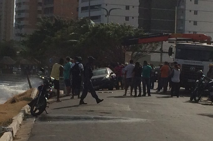 Carro fica preso na Ponta D'areia at&eacute; a retirada por um guincho