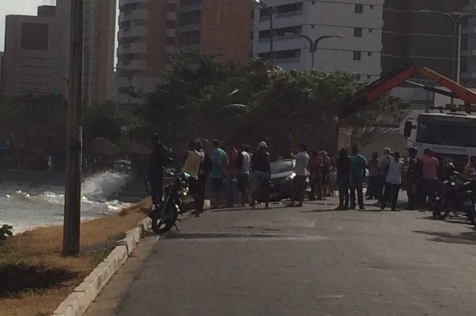 Carro fica preso na Ponta D'areia at&eacute; a retirada por um guincho