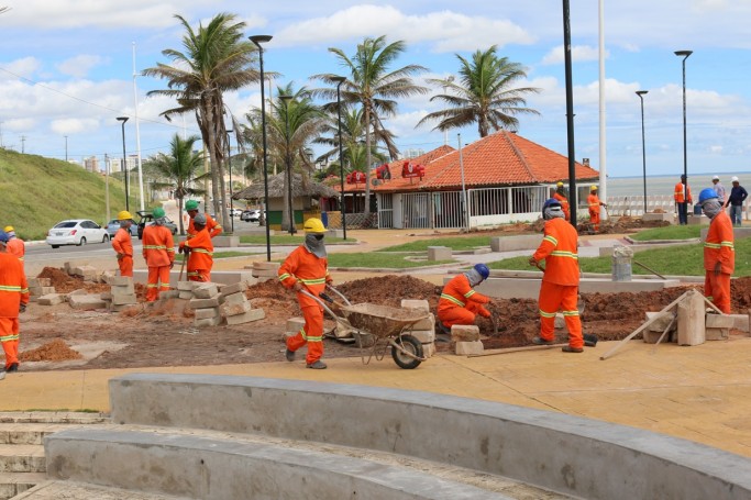 Obras na Pra&ccedil;a da Avenida Litor&acirc;nea 
