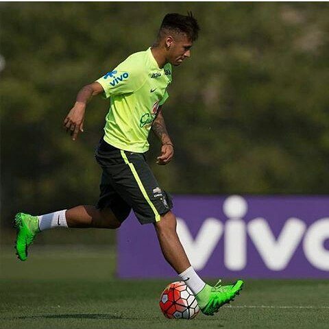 Neymar volta aos treinos com a sele&ccedil;&atilde;o brasileira, mas n&atilde;o integra o time titular