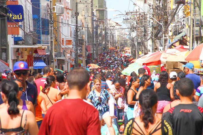 21/12/2014. Cr&eacute;dito: Gilson Teixeira/OIMP/D.A Press. Brasil. S&atilde;o Lu&iacute;s - MA. Rua Grande fica lotada no domingo que antecede as festas natalinnas