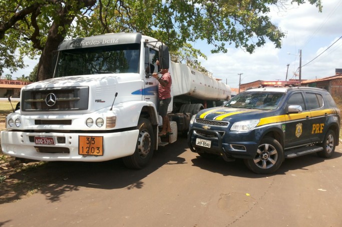 Carreta com transporte irregular de óleo diesel e documentos falsos é apreendida na BR 316