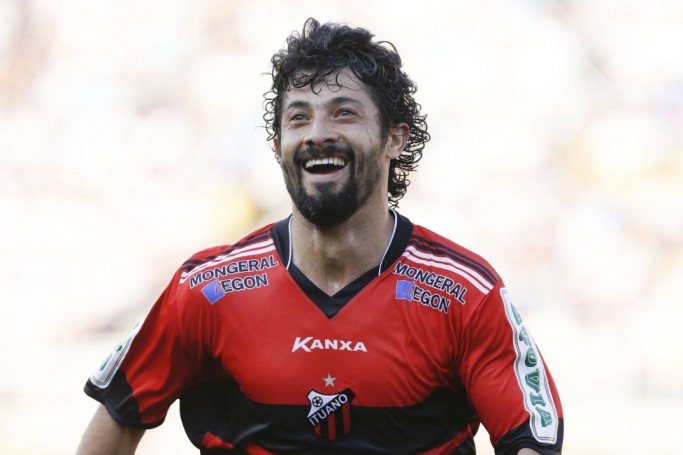 SP - PAULIST&Atilde;O/ITUANO X SANTOS - ESPORTES - Cristian, do Ituano, comemora gol, durante partida contra o Santos, v&aacute;lida pela final do Campeonato Paulista 2014, realizada no Est&aacute;dio do Pacaembu, em S&atilde;o Paulo, domingo (06). 06/04/14 - Foto: MIGUEL SCHINCARIOL/ITUANO