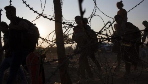 Os refugiados entraram na hungria pela fronteira de R&ouml;szke, onde o governo h&uacute;ngaro tinha uma barreira de arame farpado