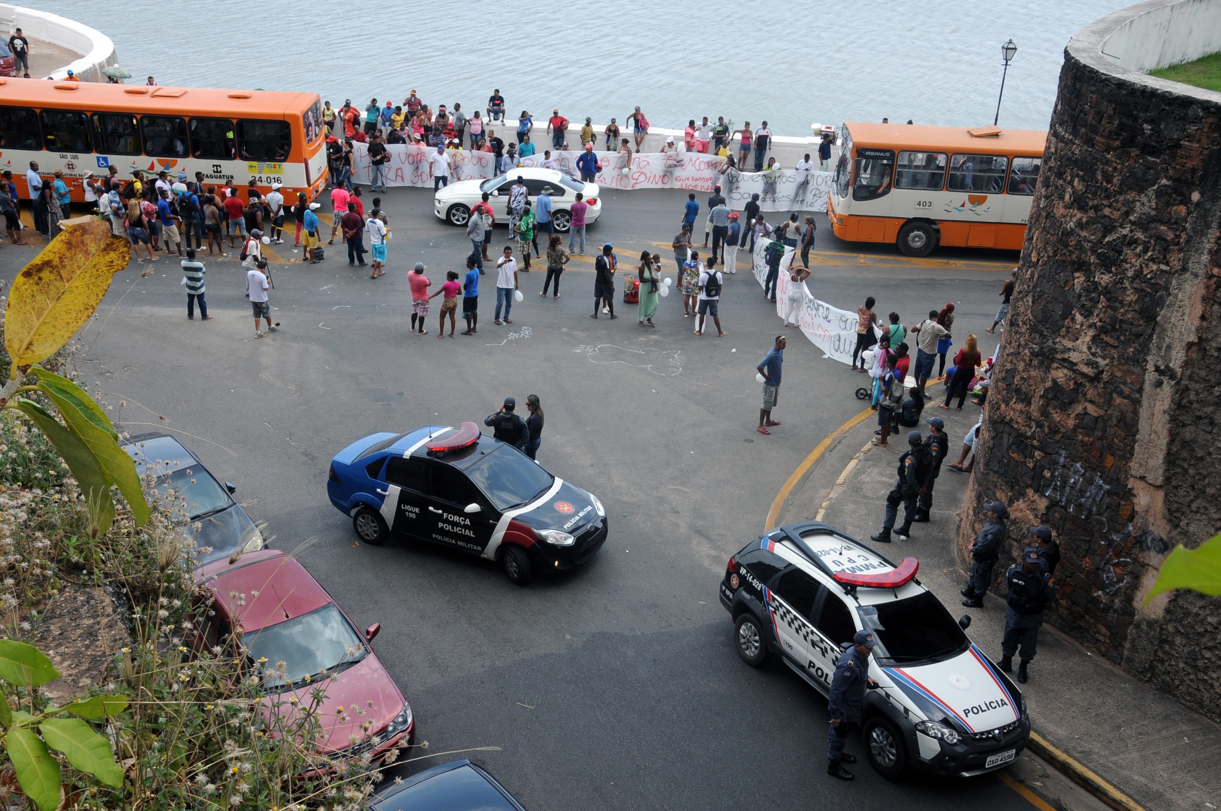 Choque usa bombas de feito moral para dispersar manifestantes