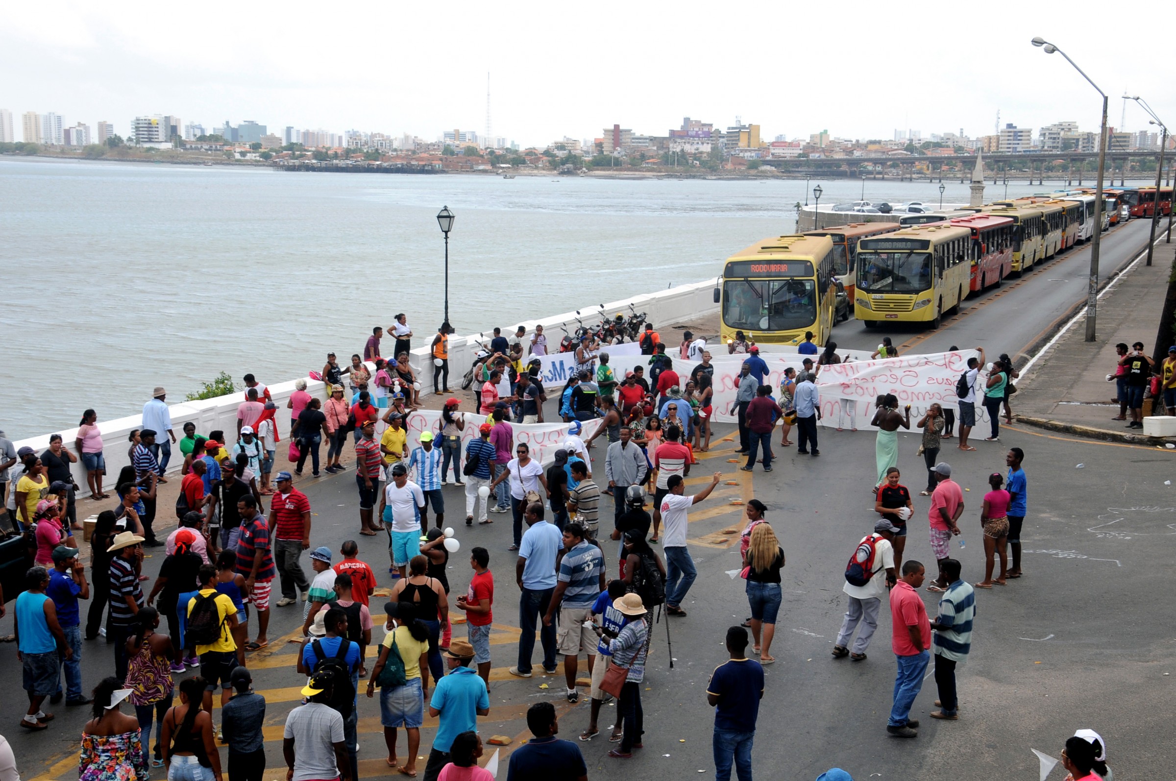 Choque usa bombas de feito moral para dispersar manifestantes