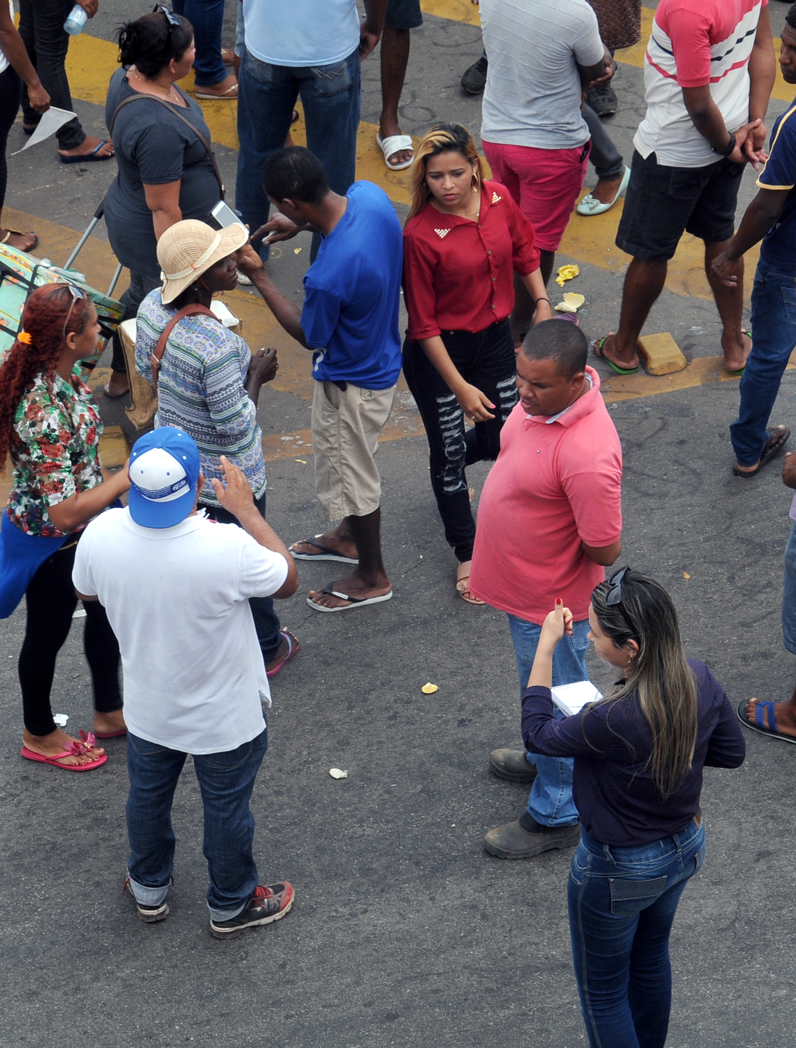 Choque usa bombas de feito moral para dispersar manifestantes