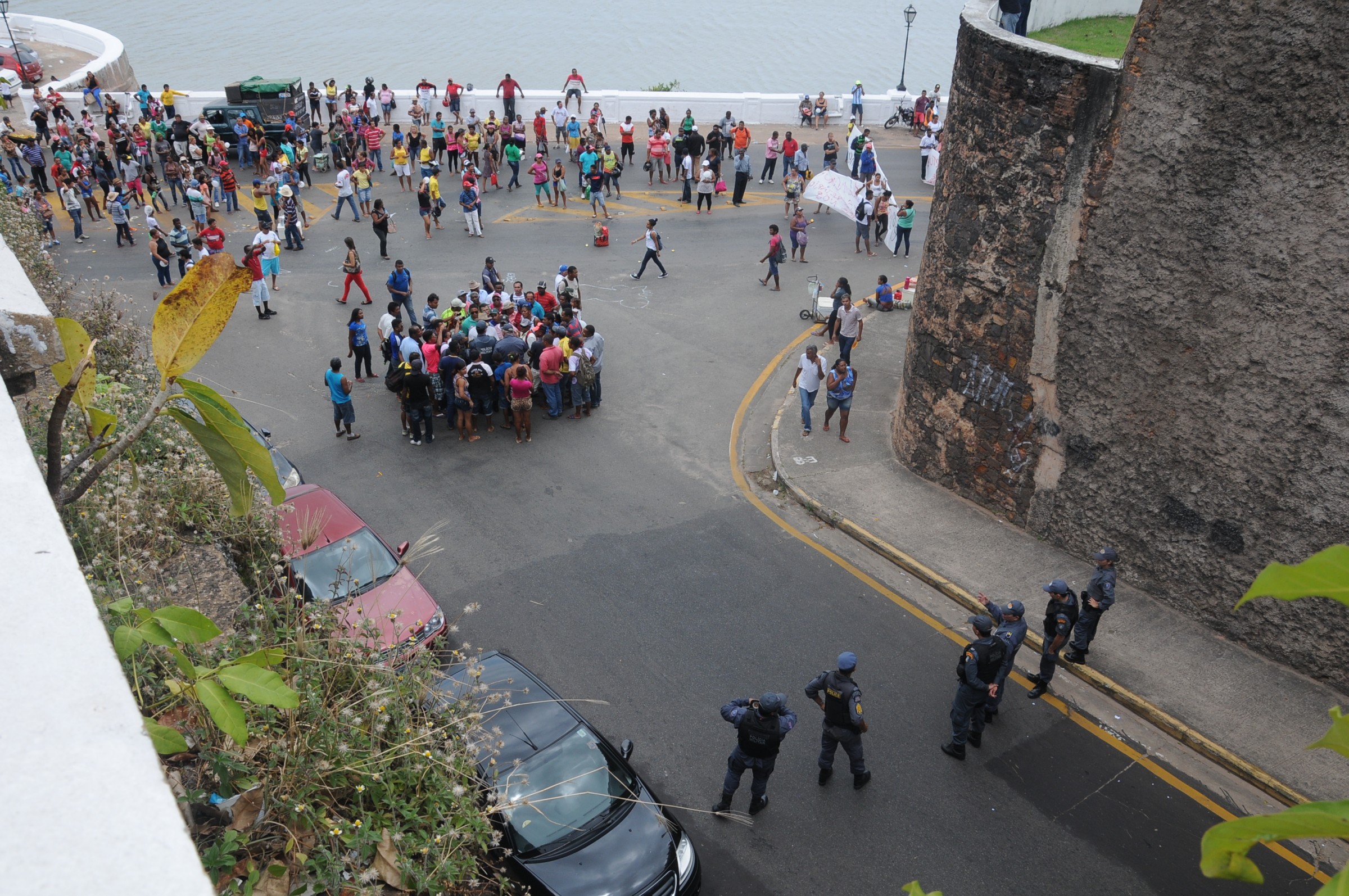 Choque usa bombas de feito moral para dispersar manifestantes