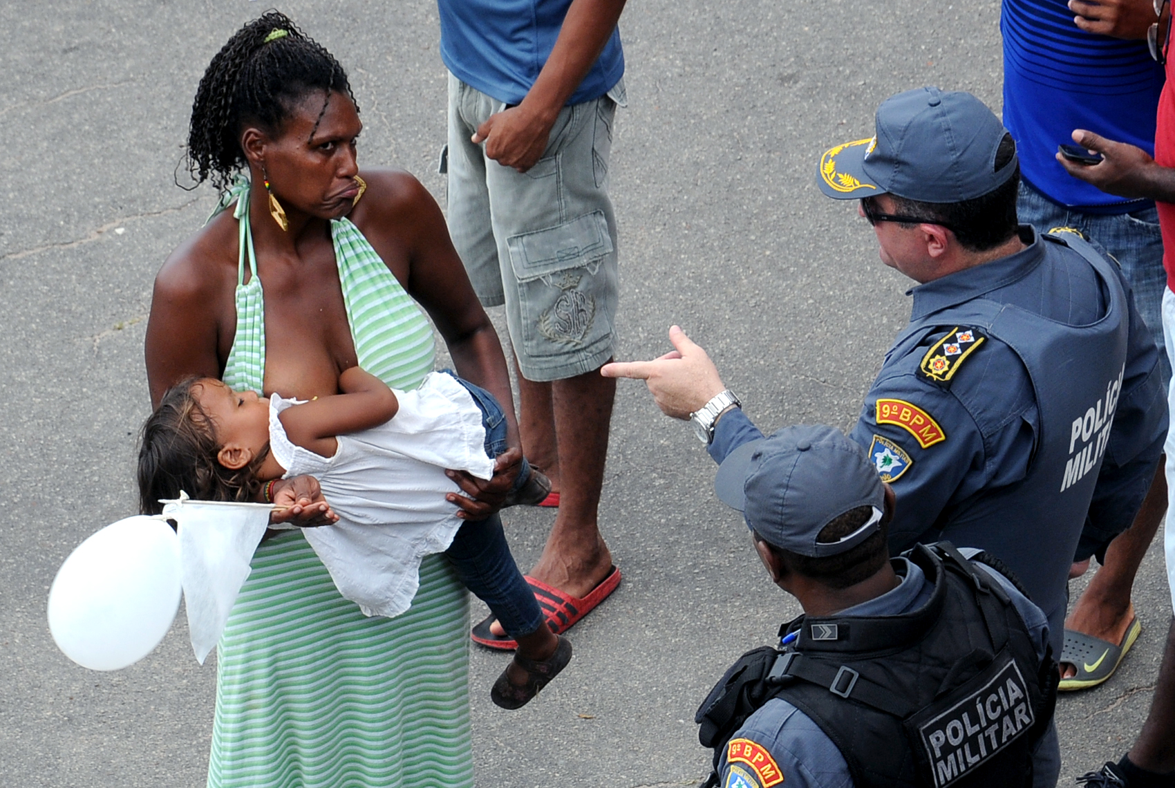Choque usa bombas de feito moral para dispersar manifestantes