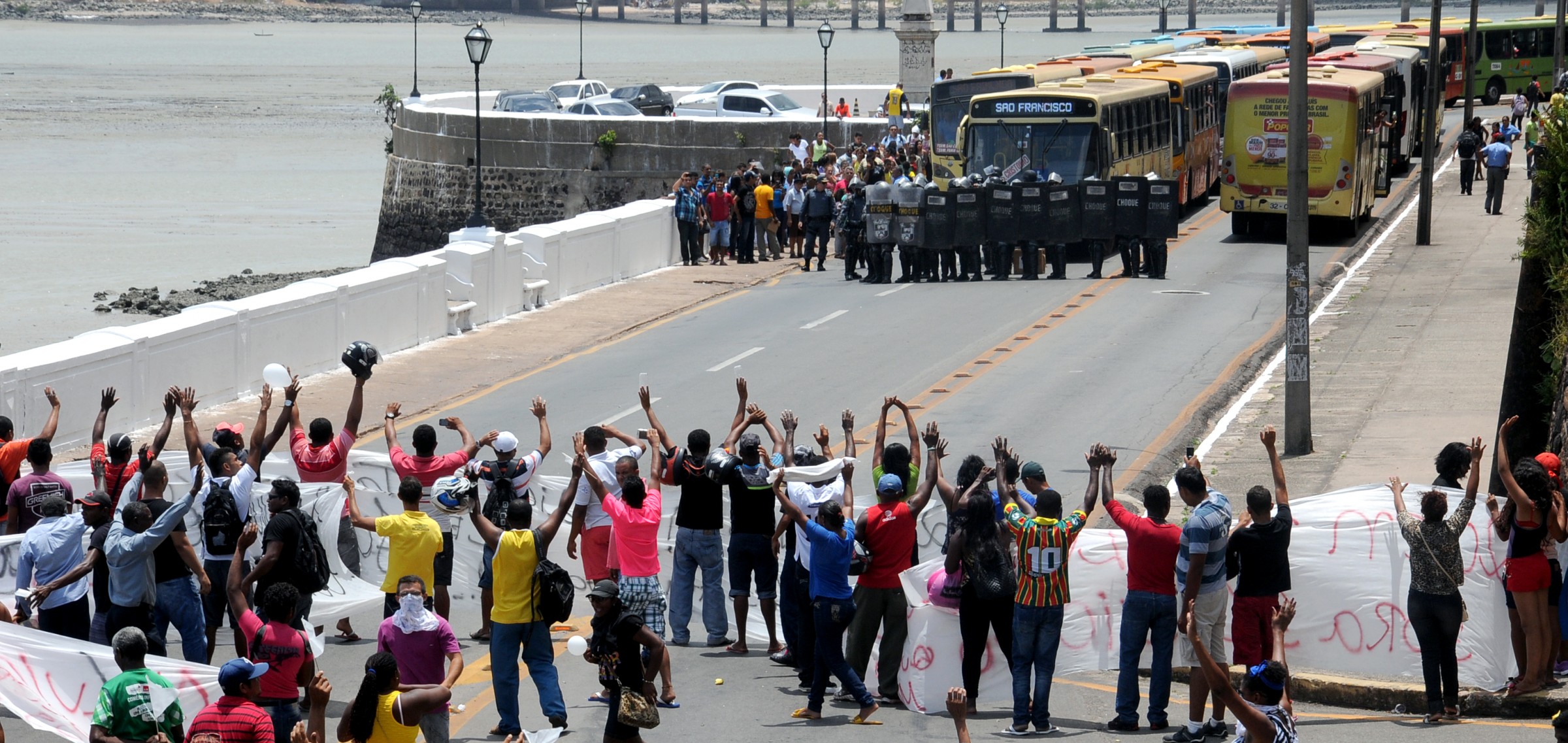 Choque usa bombas de feito moral para dispersar manifestantes