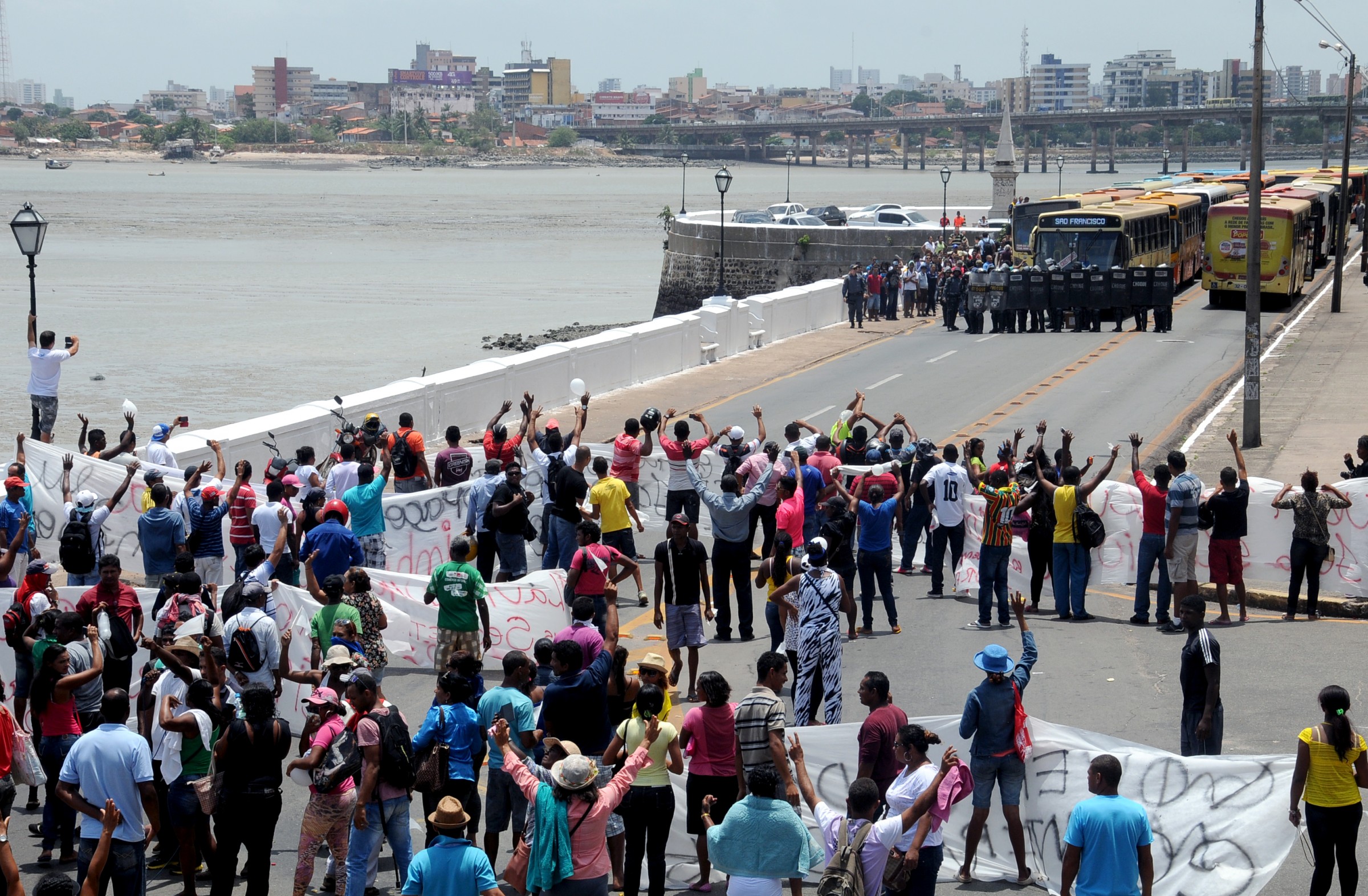 Choque usa bombas de feito moral para dispersar manifestantes
