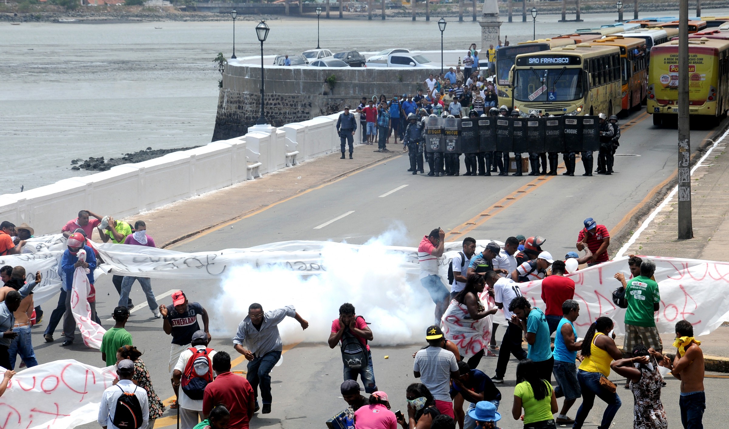 Choque usa bombas de feito moral para dispersar manifestantes