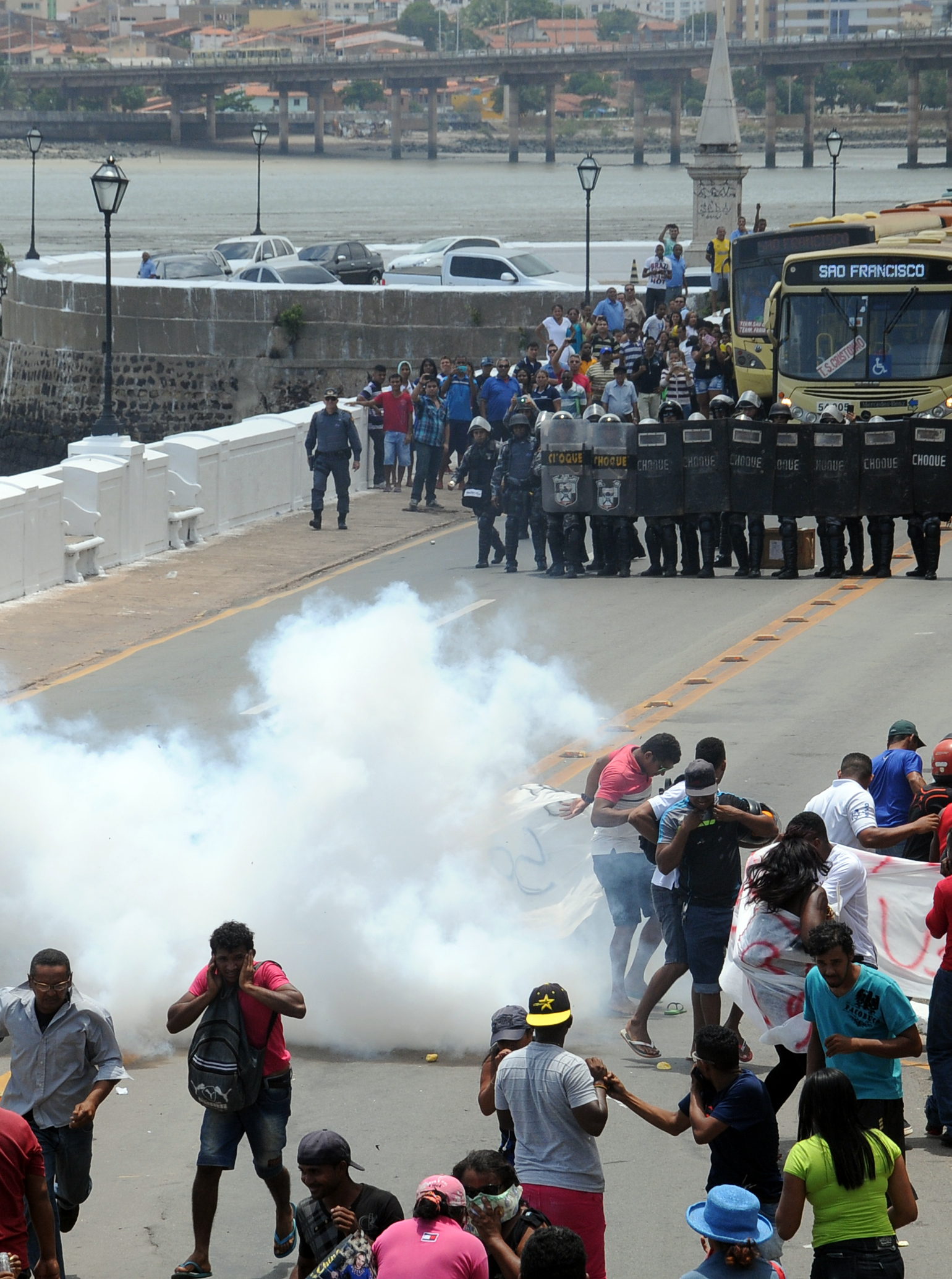 Choque usa bombas de feito moral para dispersar manifestantes