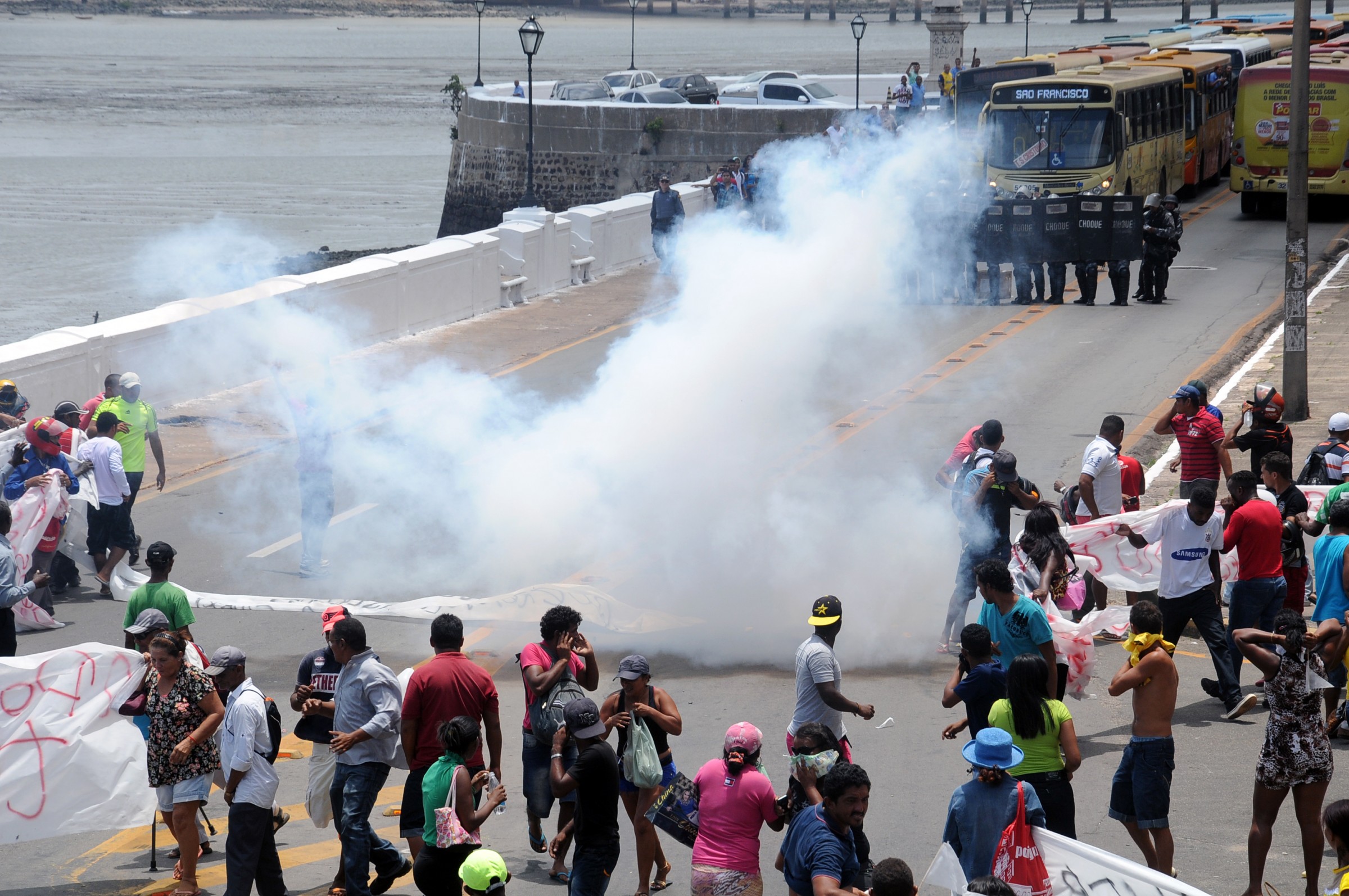 Choque usa bombas de feito moral para dispersar manifestantes