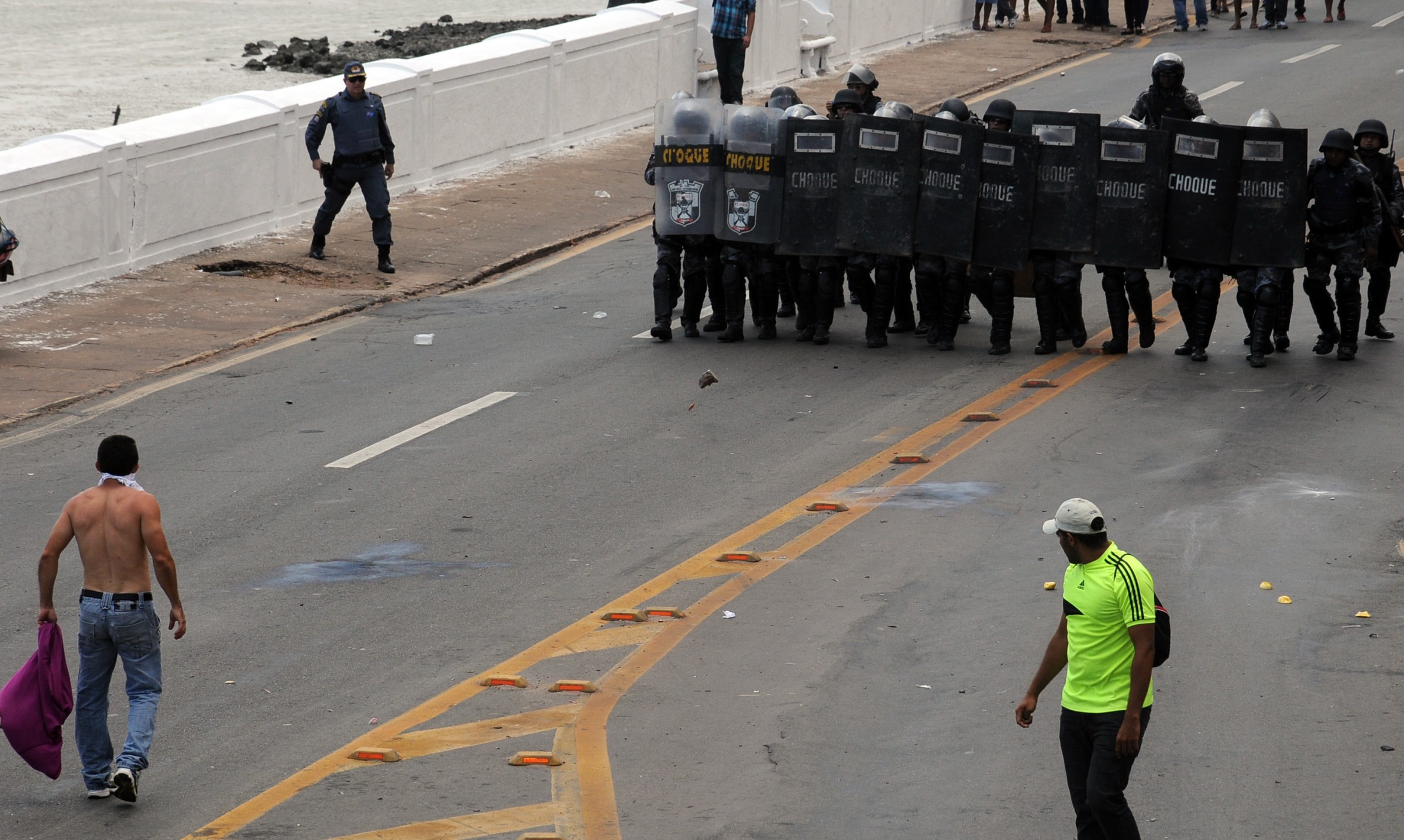Choque usa bombas de feito moral para dispersar manifestantes