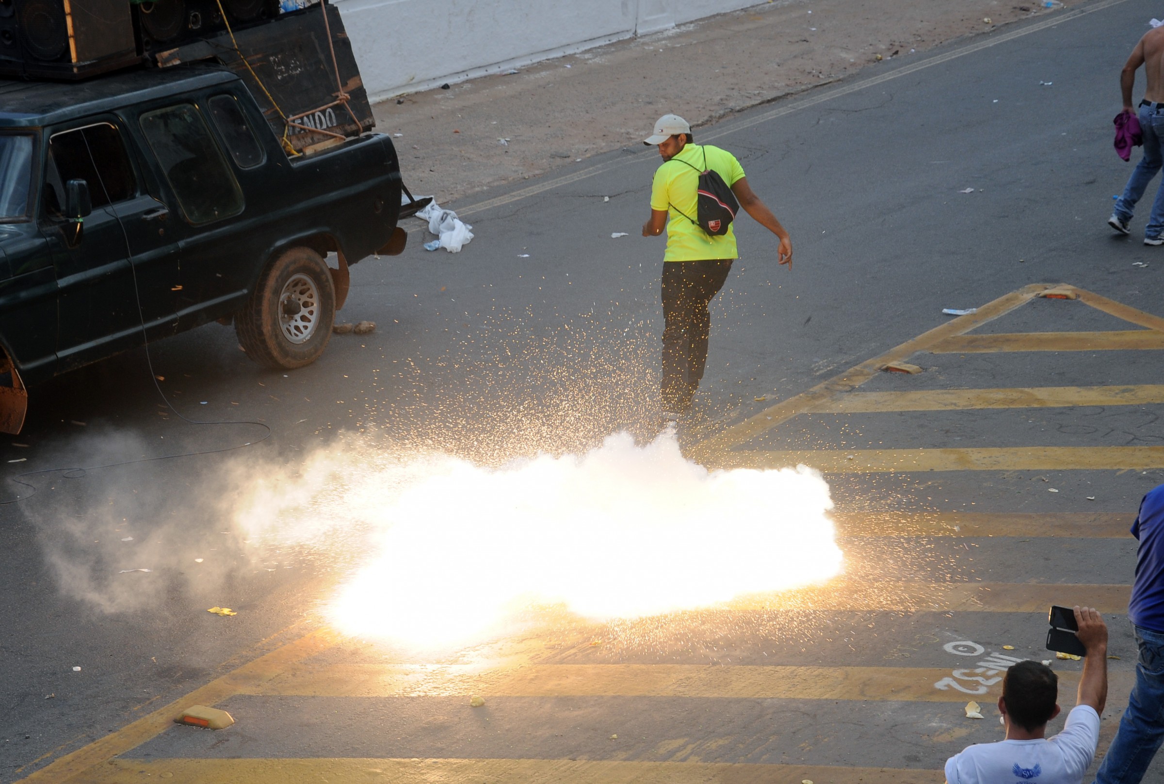 Choque usa bombas de feito moral para dispersar manifestantes