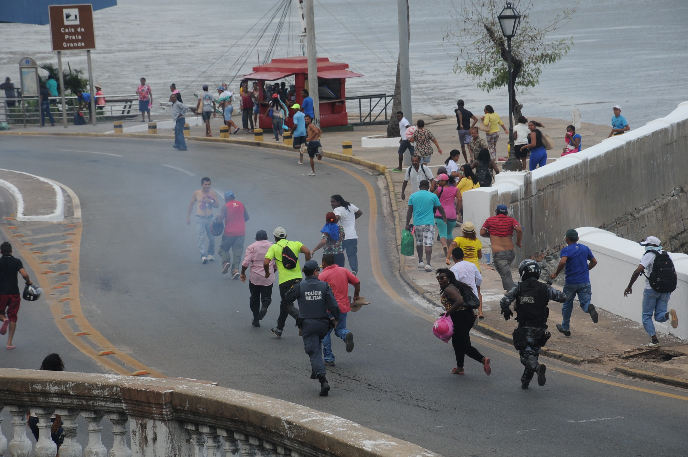 Choque usa bombas de feito moral para dispersar manifestantes