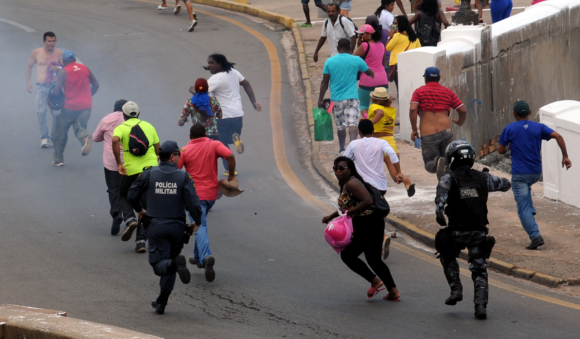 Choque usa bombas de feito moral para dispersar manifestantes