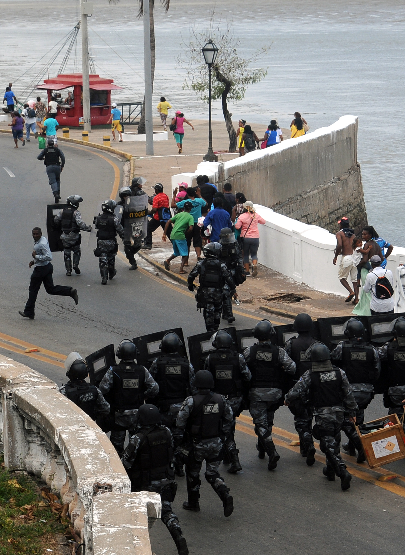 Choque usa bombas de feito moral para dispersar manifestantes