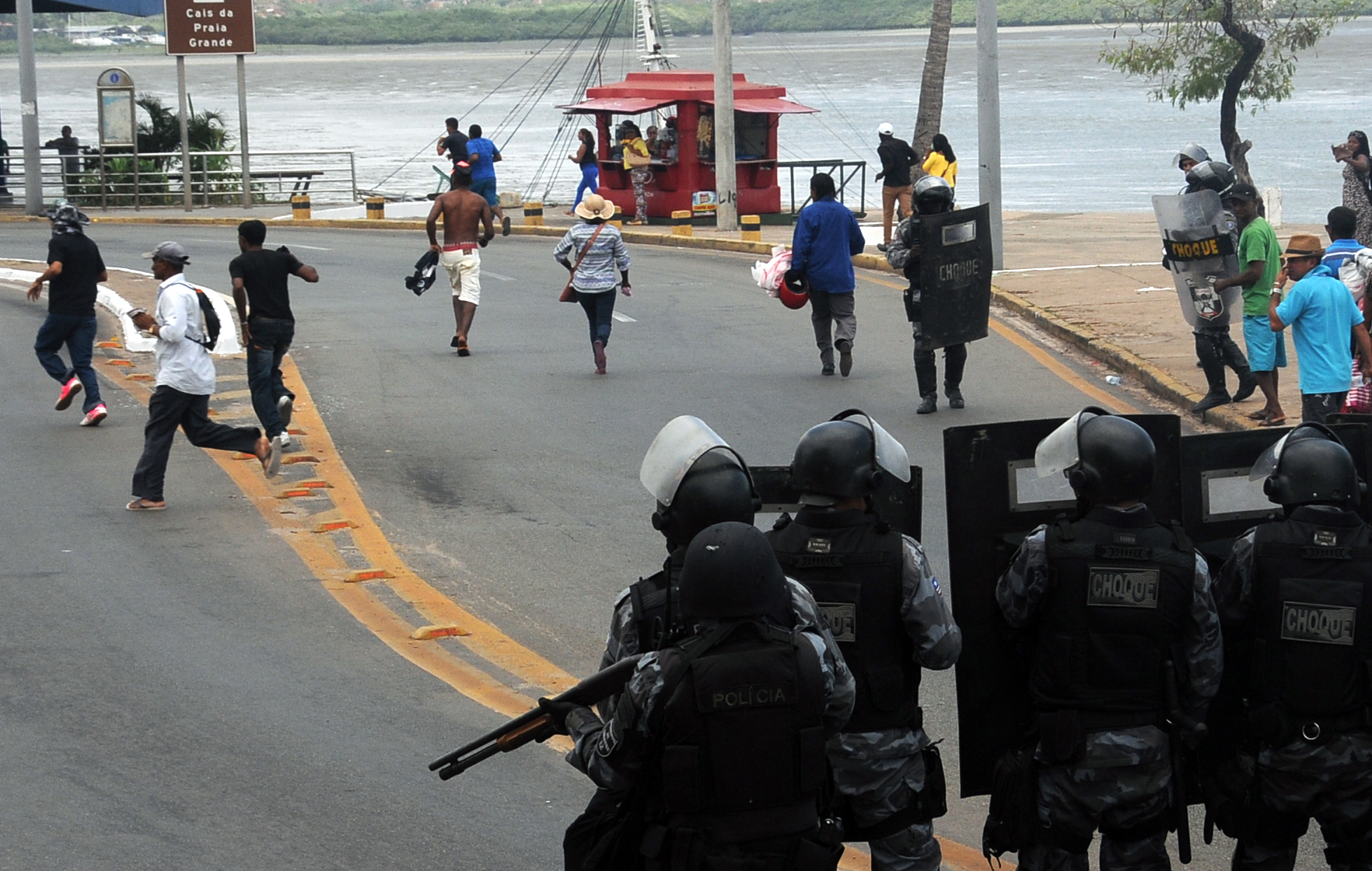 Choque usa bombas de feito moral para dispersar manifestantes