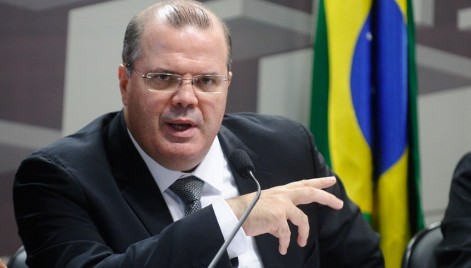 "A melhor maneira de proteger os salários é manter a meta de 4,5%", afirmou Tombini na CAE