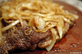 Bife acebolado