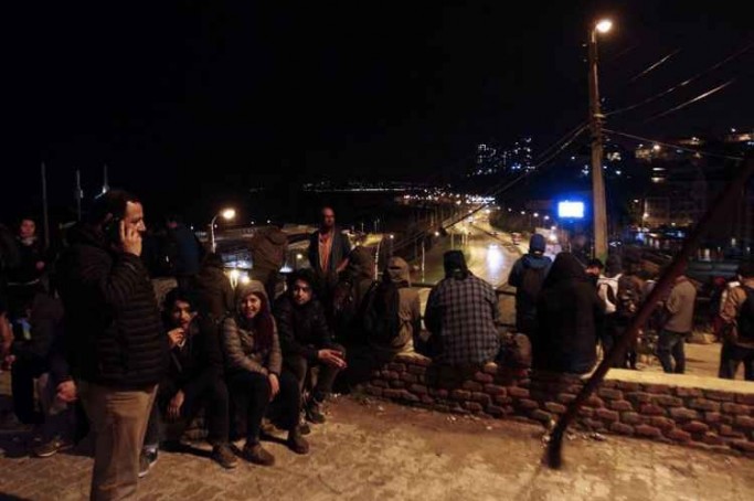 Moradores de Valparaiso são vistos nas ruas: população com medo
