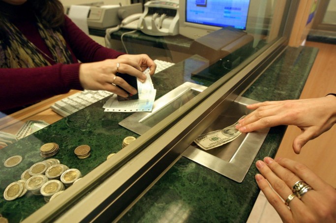 D&oacute;lar fecha em alta