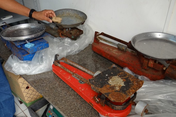 Balan&ccedil;as com fraudes que foram recolhidas pelo Inmeq-MA em feira noturna da Cidade Oper&aacute;ria.
