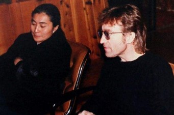 Yoko Ono e John Lennon em uma das imagens que est&atilde;o em lote do leil&atilde;o