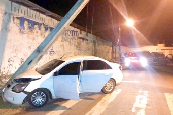 carro que foi batido em fuga por assaltantes.